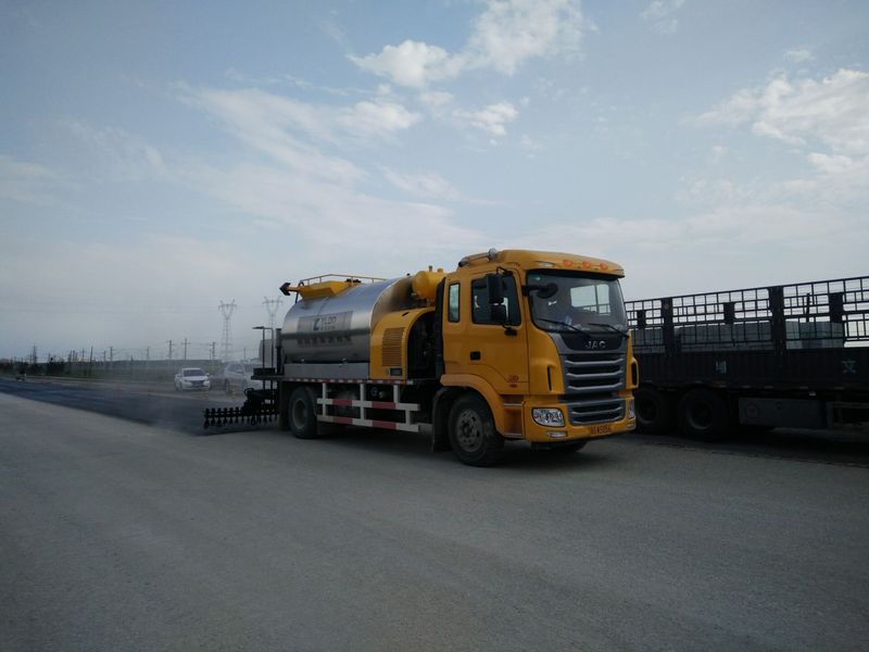 沥青洒布车型号0845，松科高速白城施工